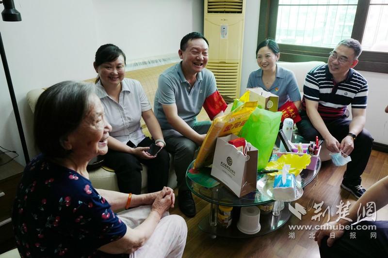 武汉荣华街幸乐社区开展端午慰问活动