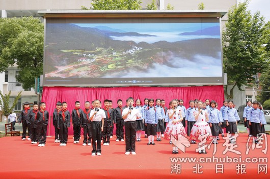 汉阳区五里墩小学献礼建党100周年华诞《我和我的祖国》.学校供图