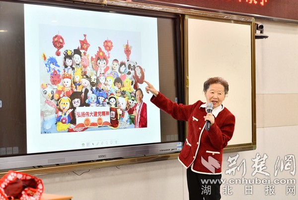 传承中华文化 退休教师回母校讲授创意手工