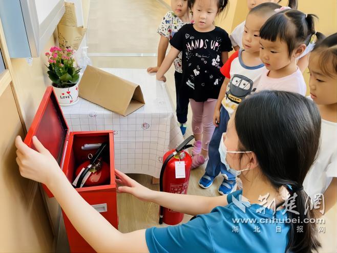 探秘“火焰蓝” 新华幼儿园开展消防安全教育活动