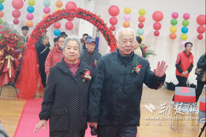 高甜！武汉工程大学为老教师策划金婚庆典
