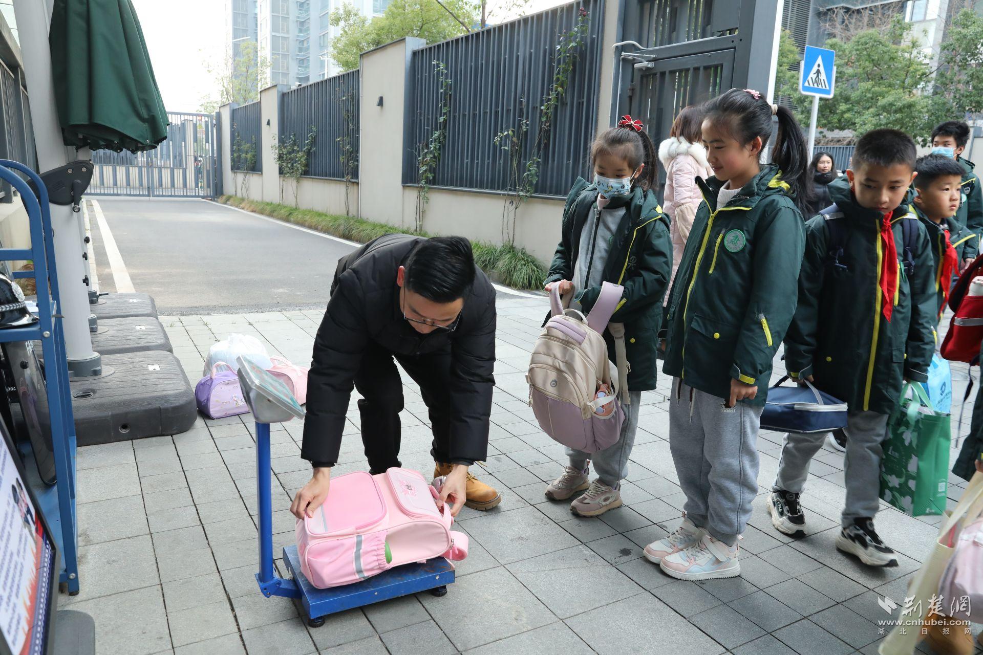 小书包大关怀 小学创新举措为学生身心“减负”