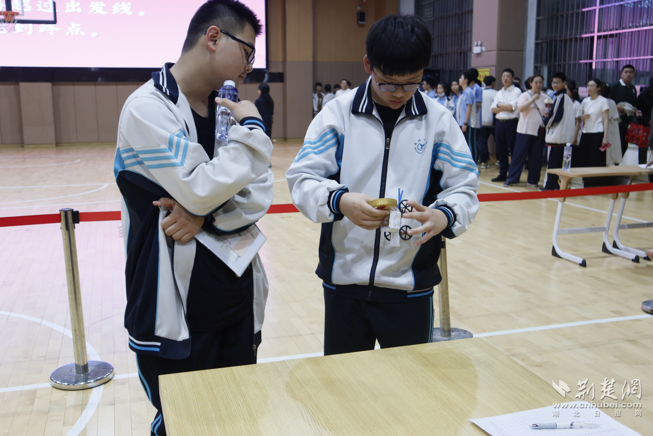 “在新的教育轨道之外进行“运行”，江安教师