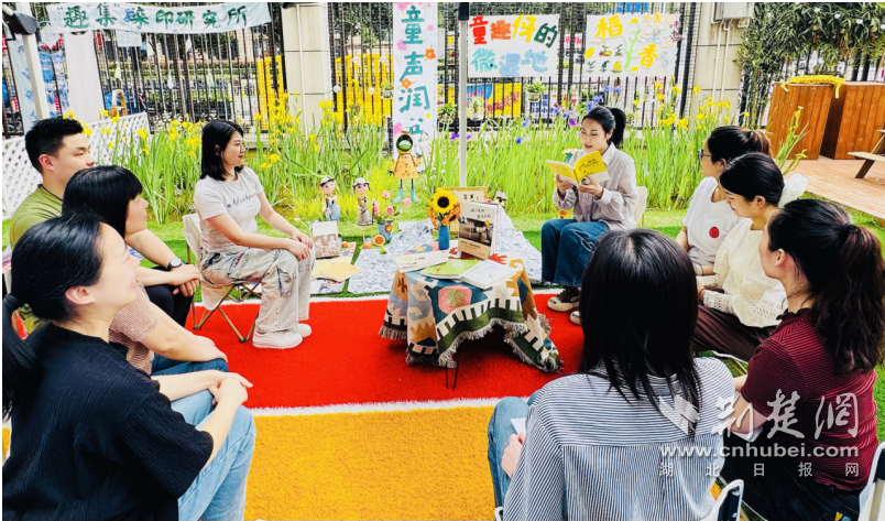 贾亚诺区的Tongqu幼儿园的老师坐在“ Microwetland”