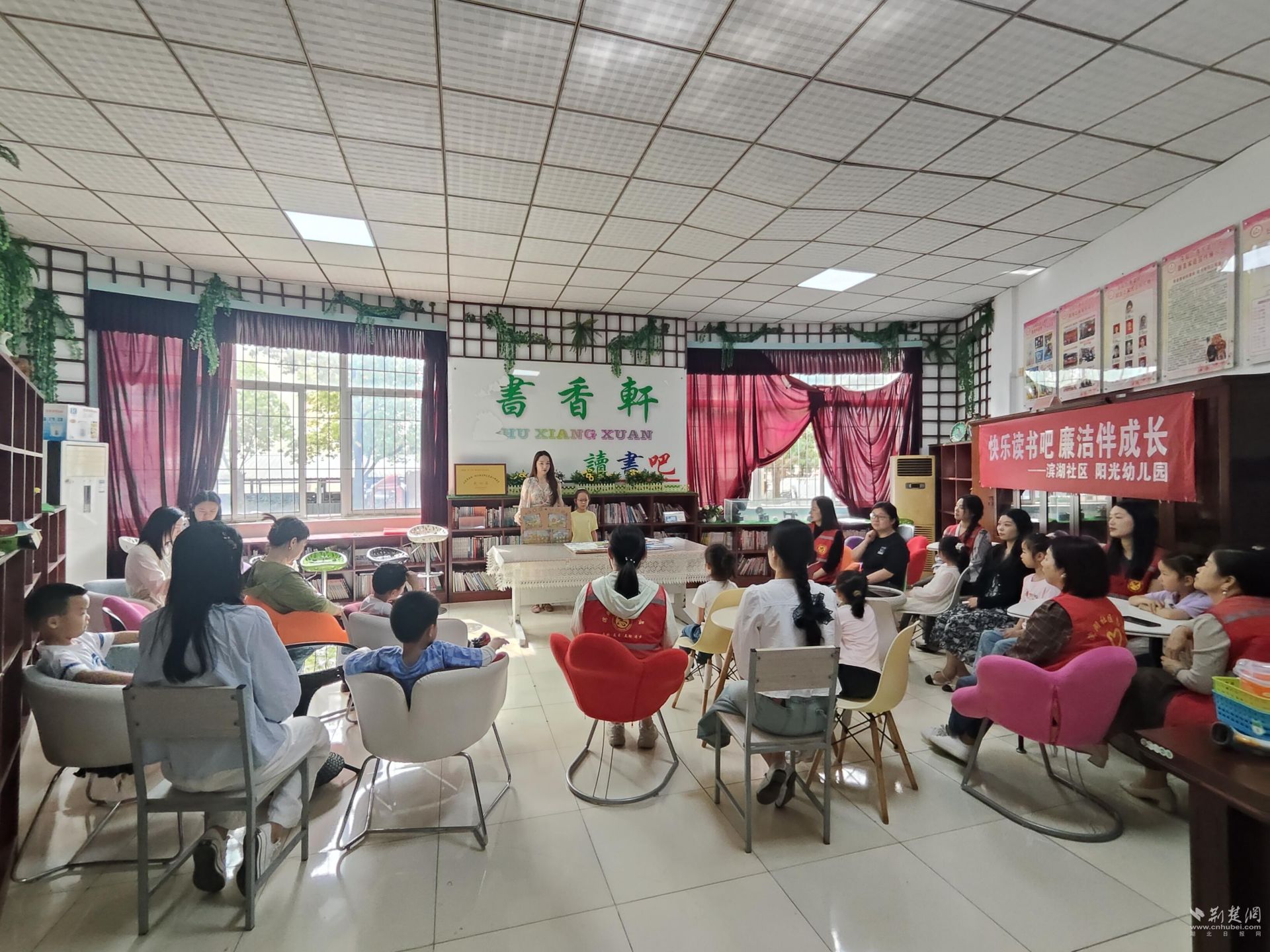在童年时代浸泡的书的香气,桑加登阳光播放了