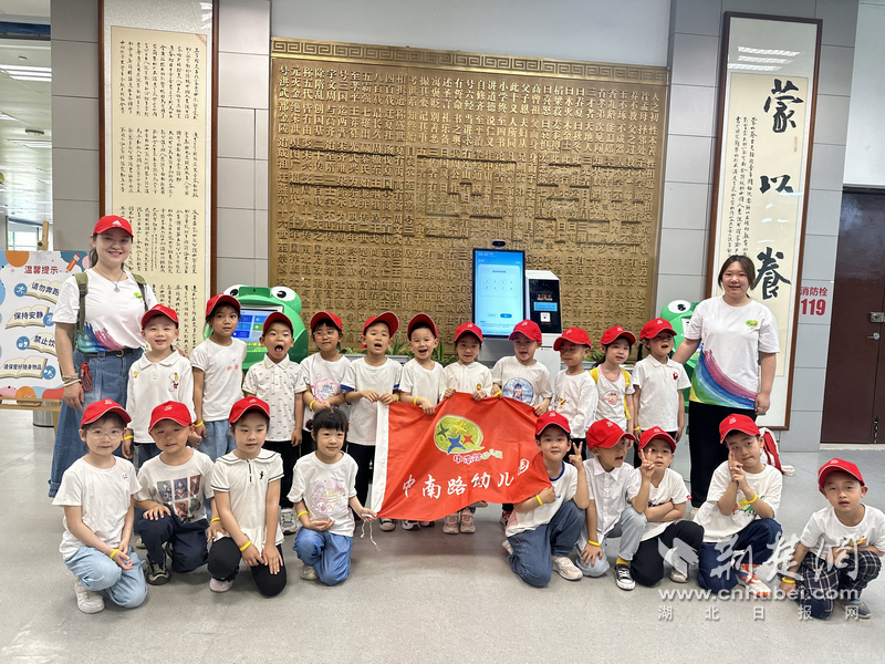 中东路幼儿园“挖掘”图书馆知识库的20个家庭组