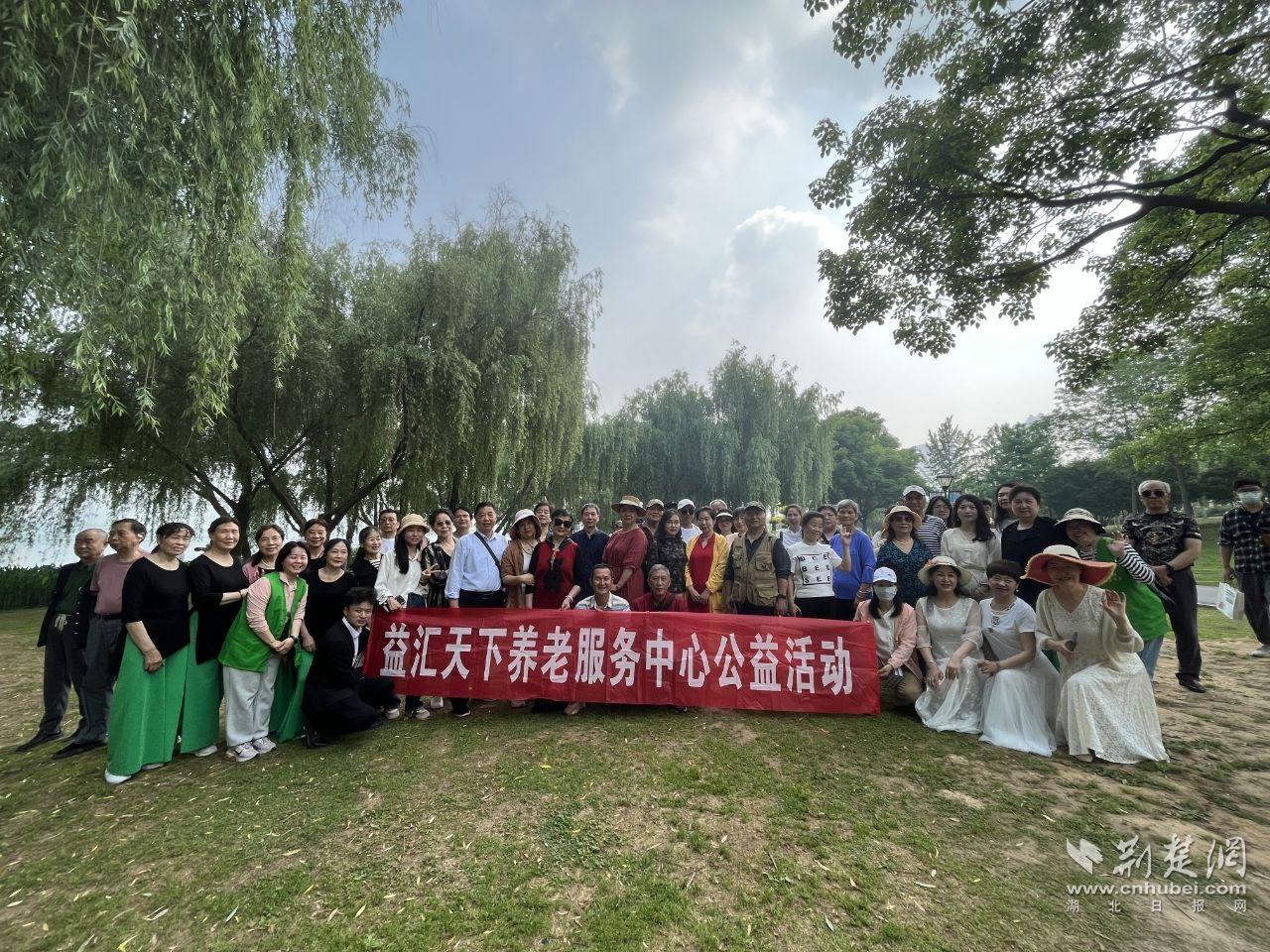 社区中的成年人满足春天。这次旅行非常爱