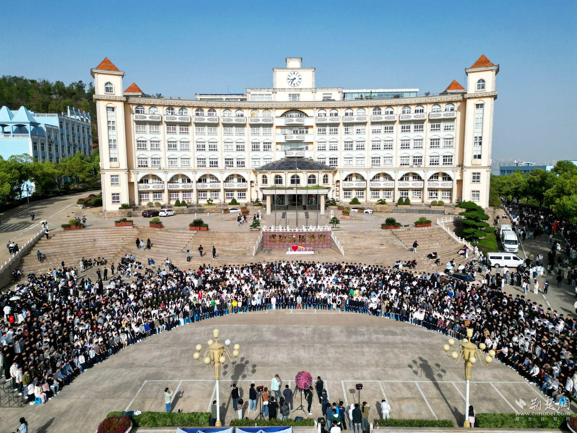 很棒 - 味道！这所大学的1,600多名教师和学生包括