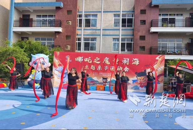 当男孩遇到可爱的婴儿“ nezha”时，精神在6月