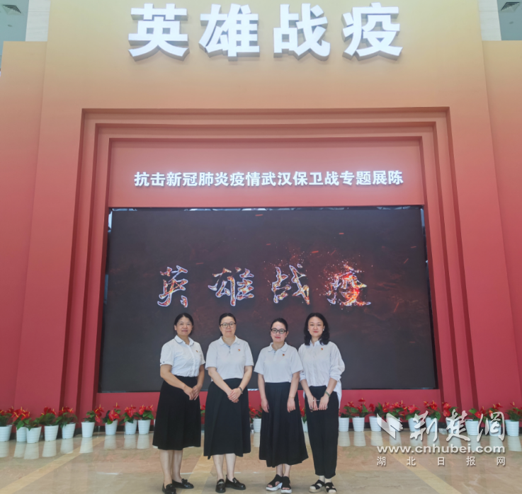 父母和孩子去幼儿园的红色教室