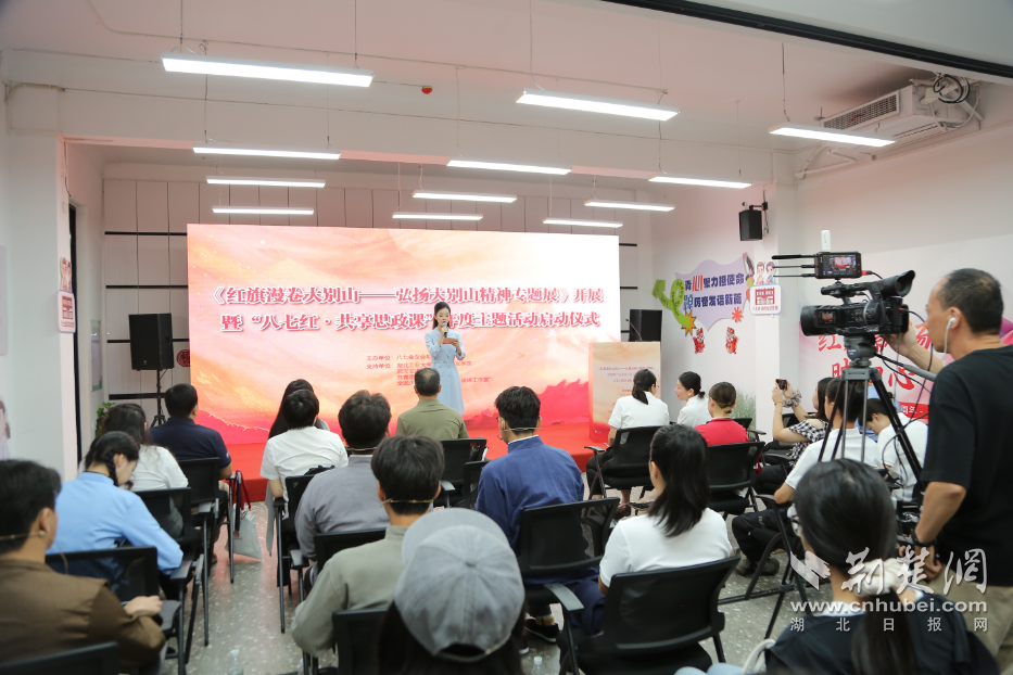 “危险信号”开始了，意识形态和政治共享课程