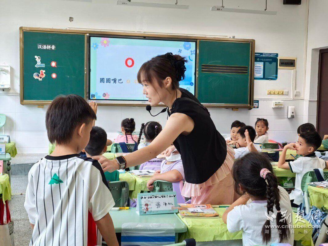这种演示课程的活动有助于小学教师，并将研究