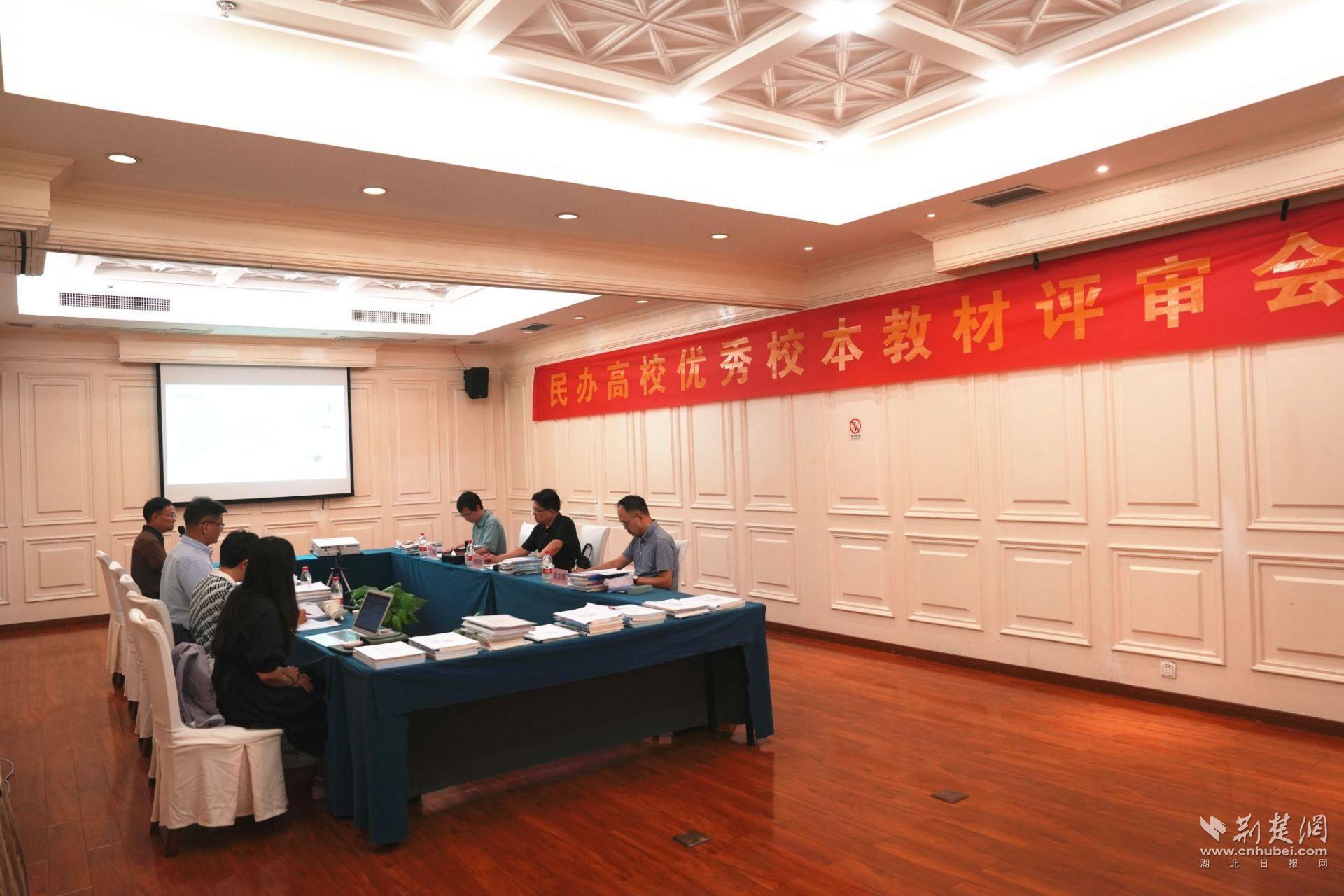 Wuchang理工学院为此获得了两个特别奖项。