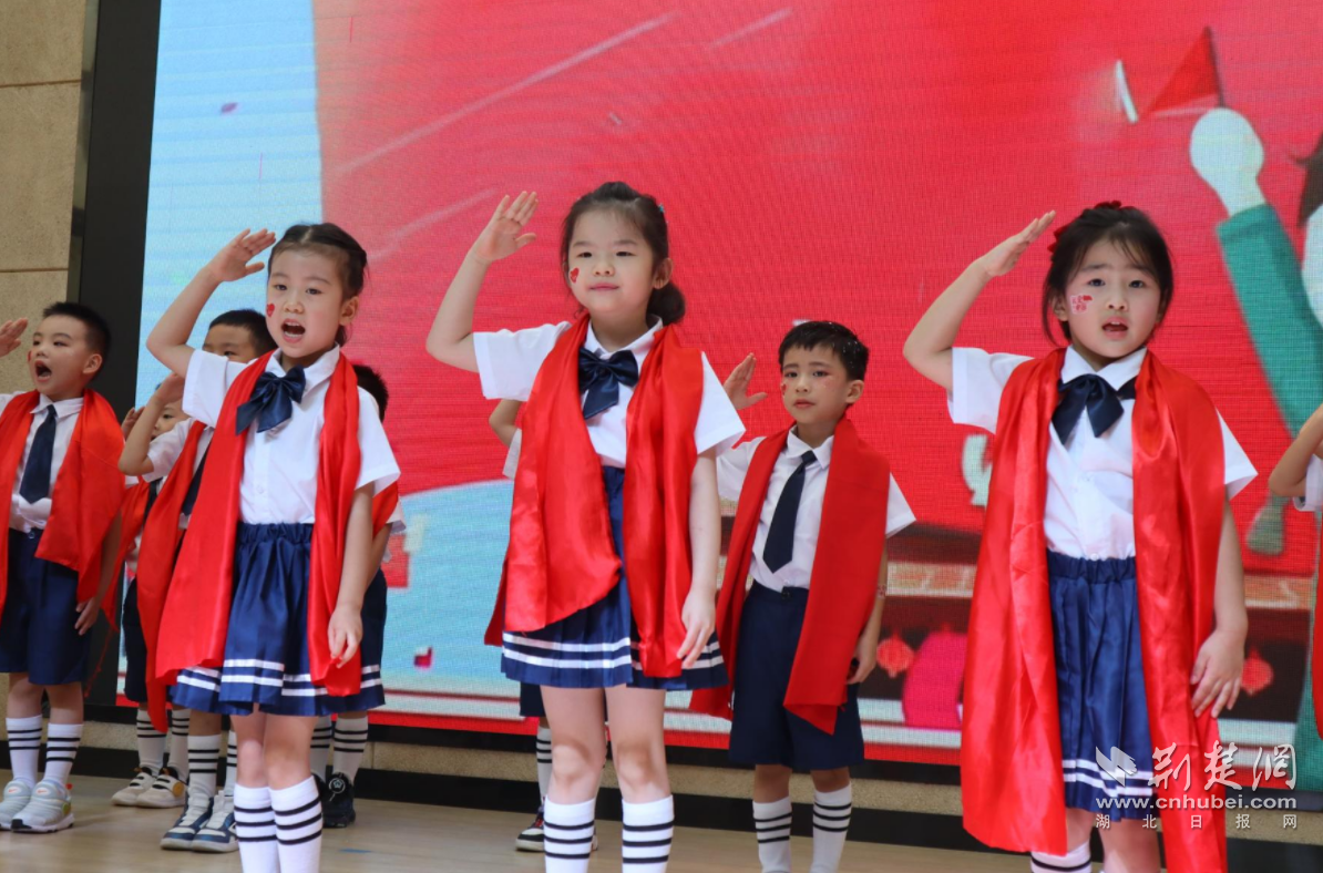 红旗正在升起，孩子们