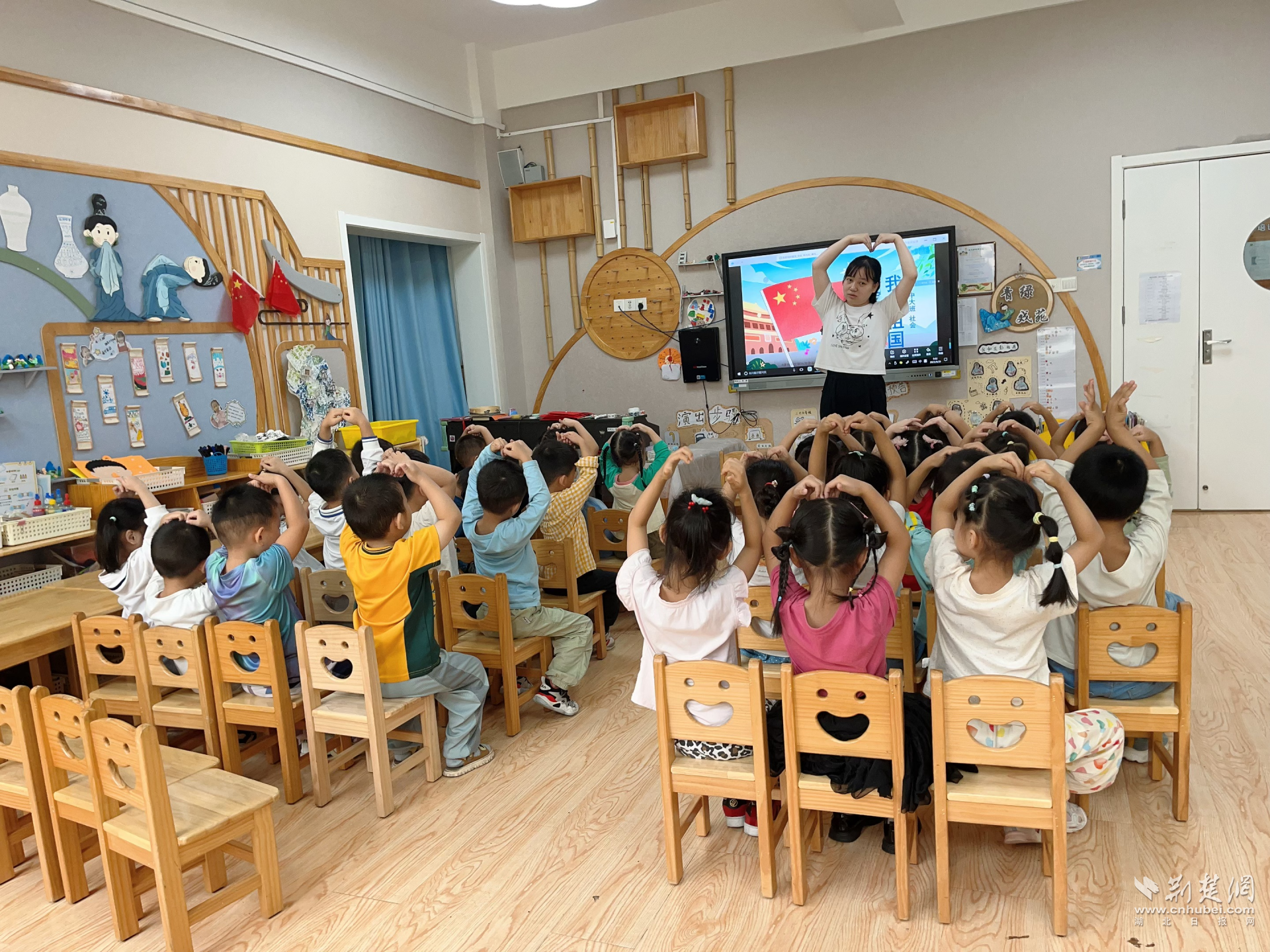 有趣的“双重节日”活动，以增强儿童对家人和国家的感受