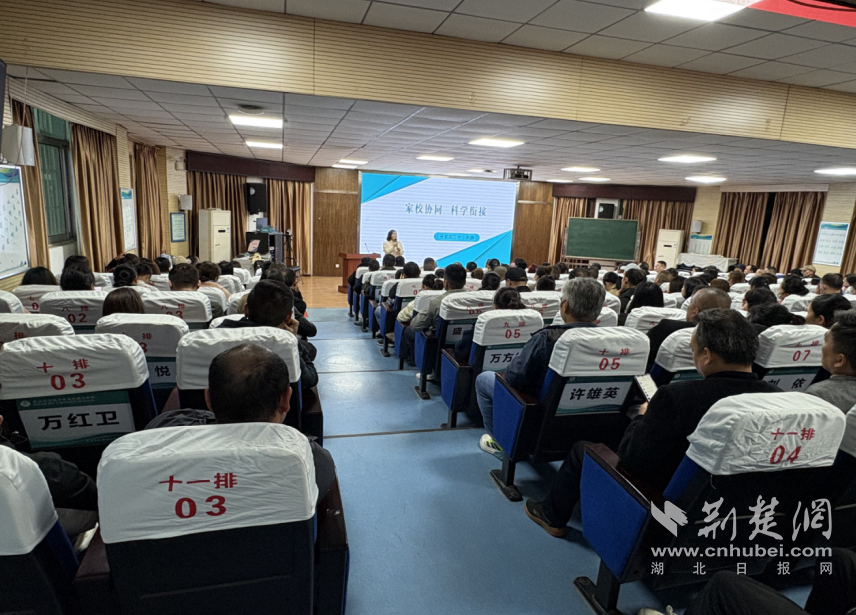 这所中学实行男女同校，促进从校园到家庭的全面教育。