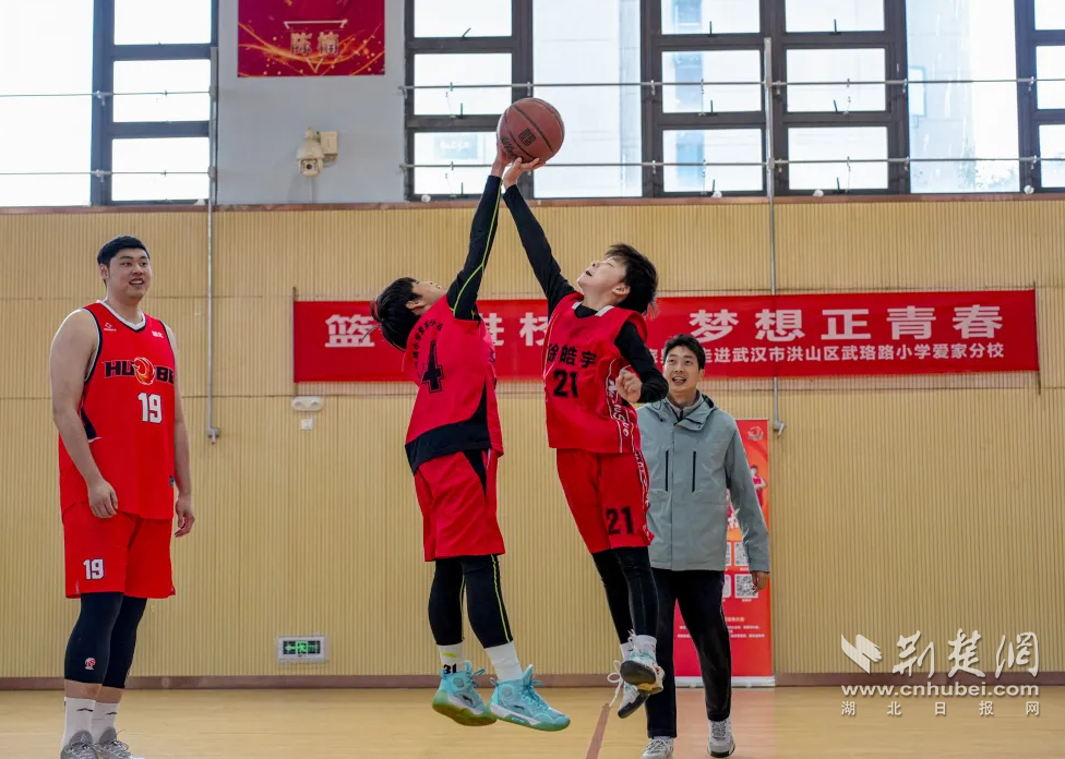 湖北文旅男篮参加武珞路小学艾家分校
