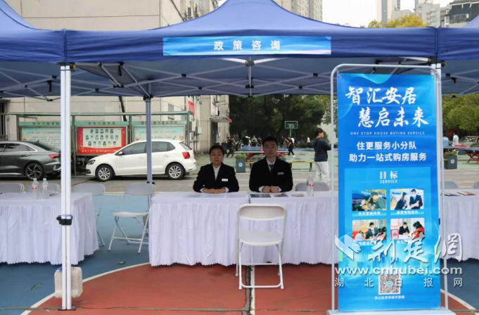 洪山“政府专列”走进湖北省轻工业学校，帮助汉族学子安居乐业。