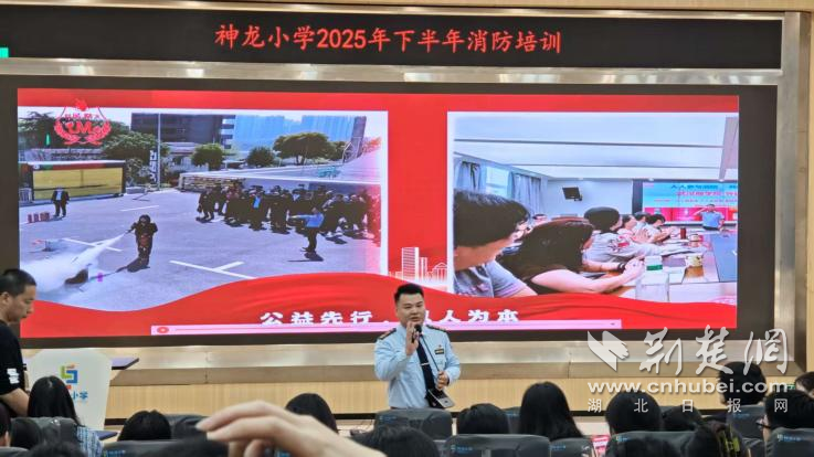 老师们学习消防技术，成为学生安全的守护者。