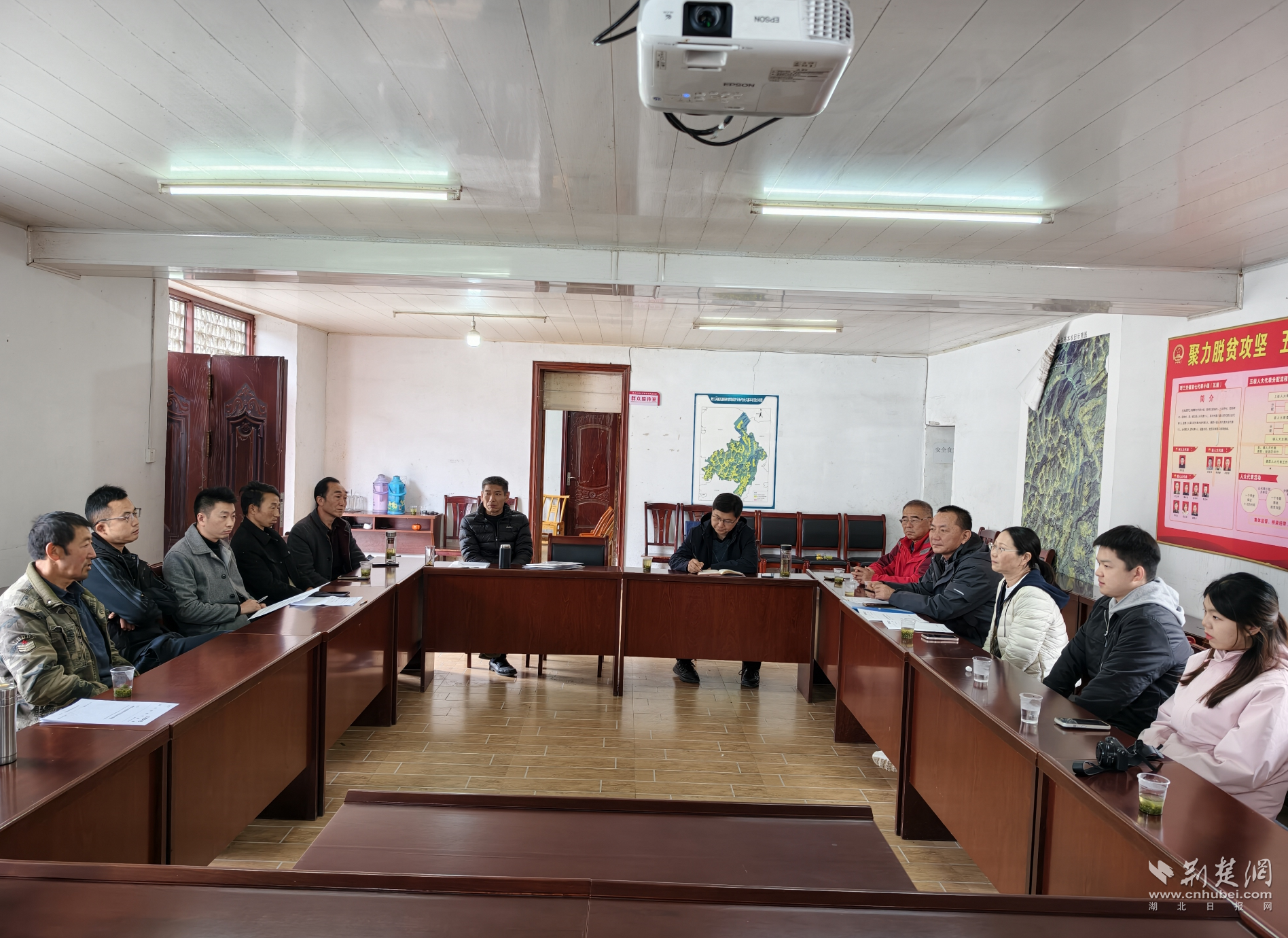 中南财经大学教授来村传授技艺，兴办松茸产业赚钱