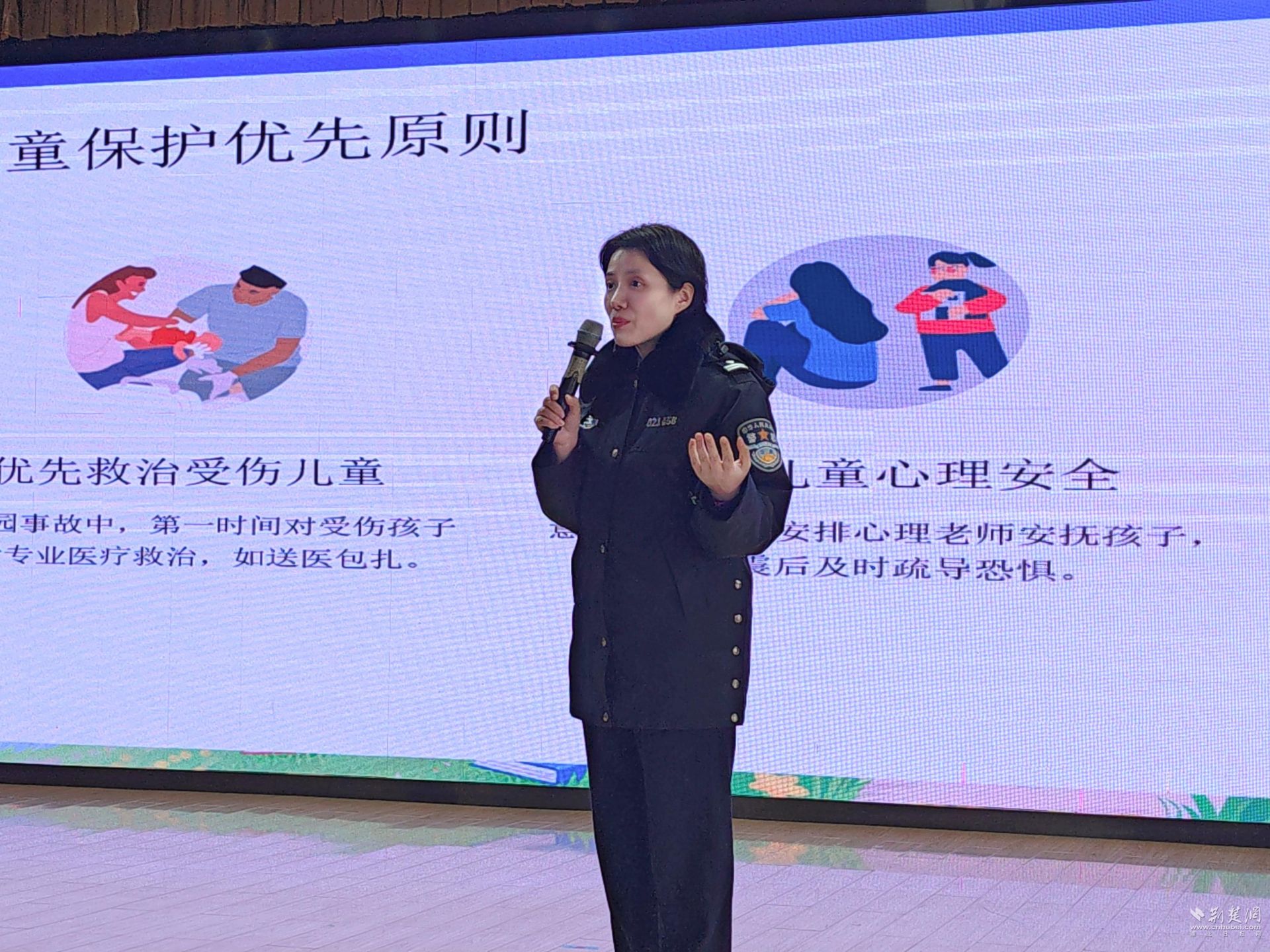 副警长到访幼儿园讲授安全教育“工具箱