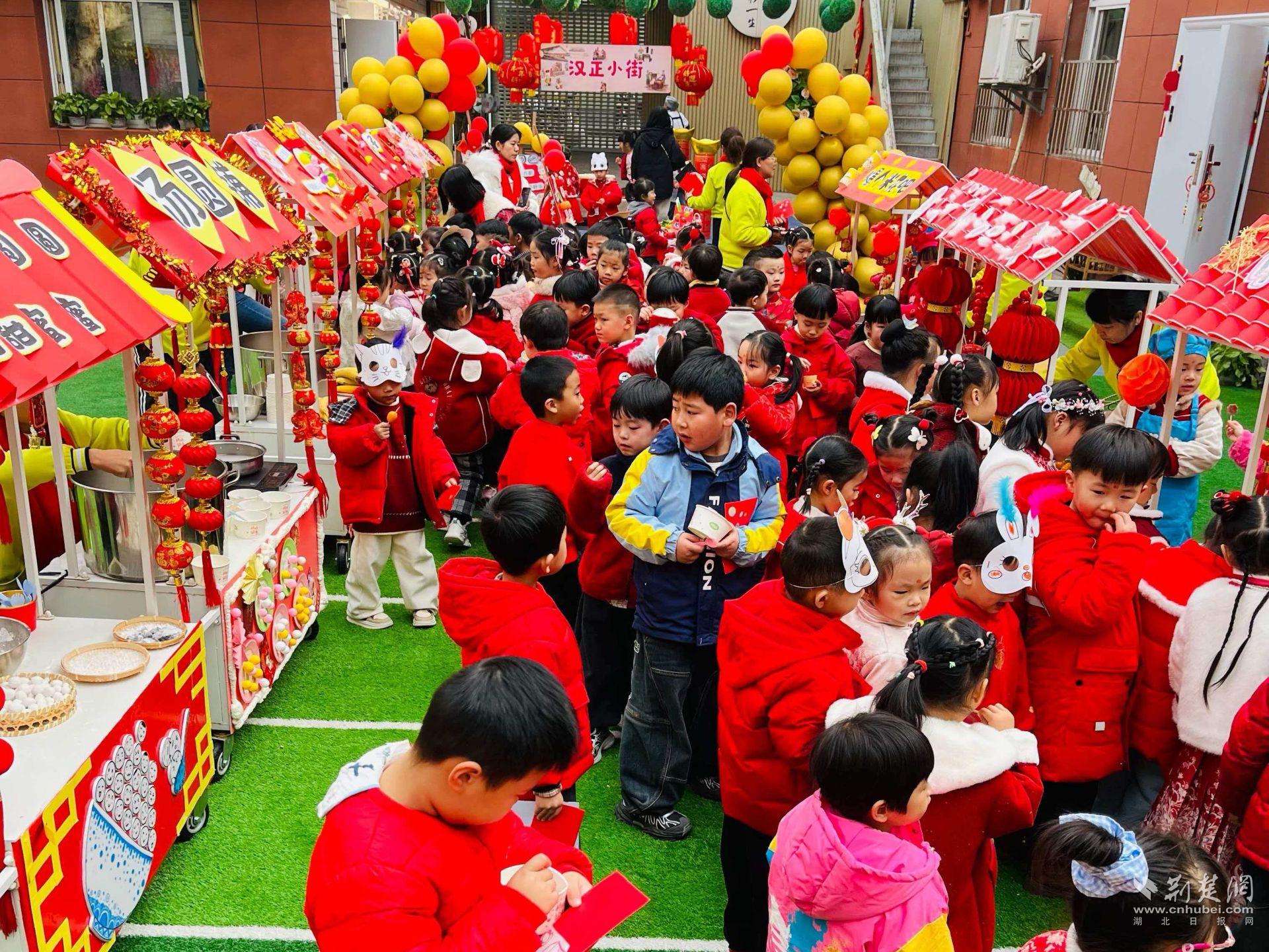 过年庙会“很精彩”!韩正华高兴地过新年