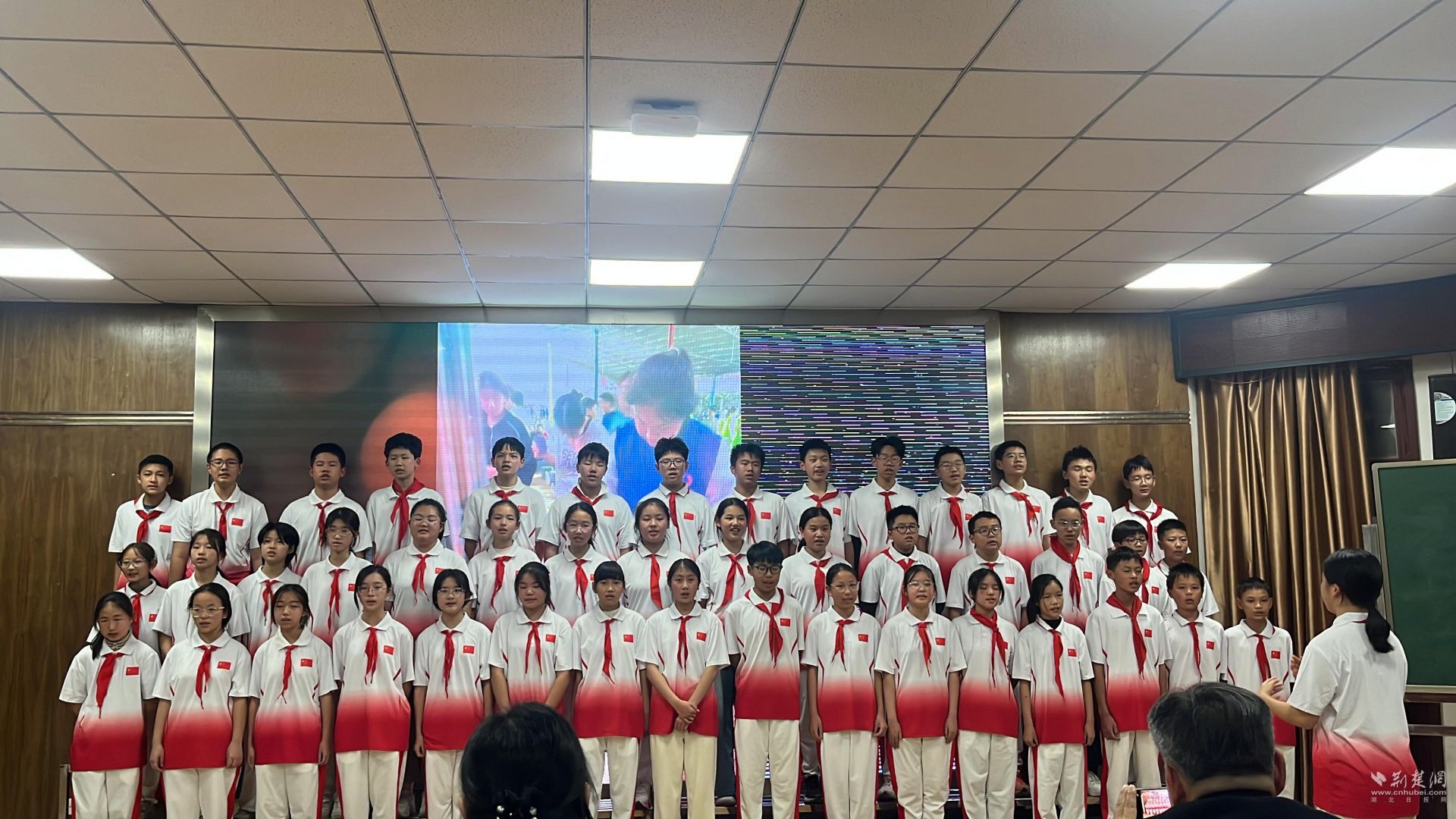 当大家齐声唱起校歌时，班级精神凝聚，高中青春的旋律回荡整个校园。