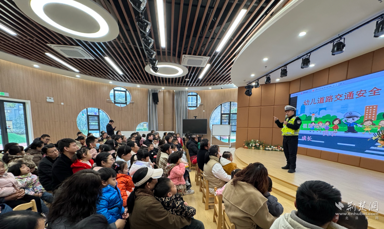 幼儿园举办交通安全讲座 民警幼儿园携手共建安