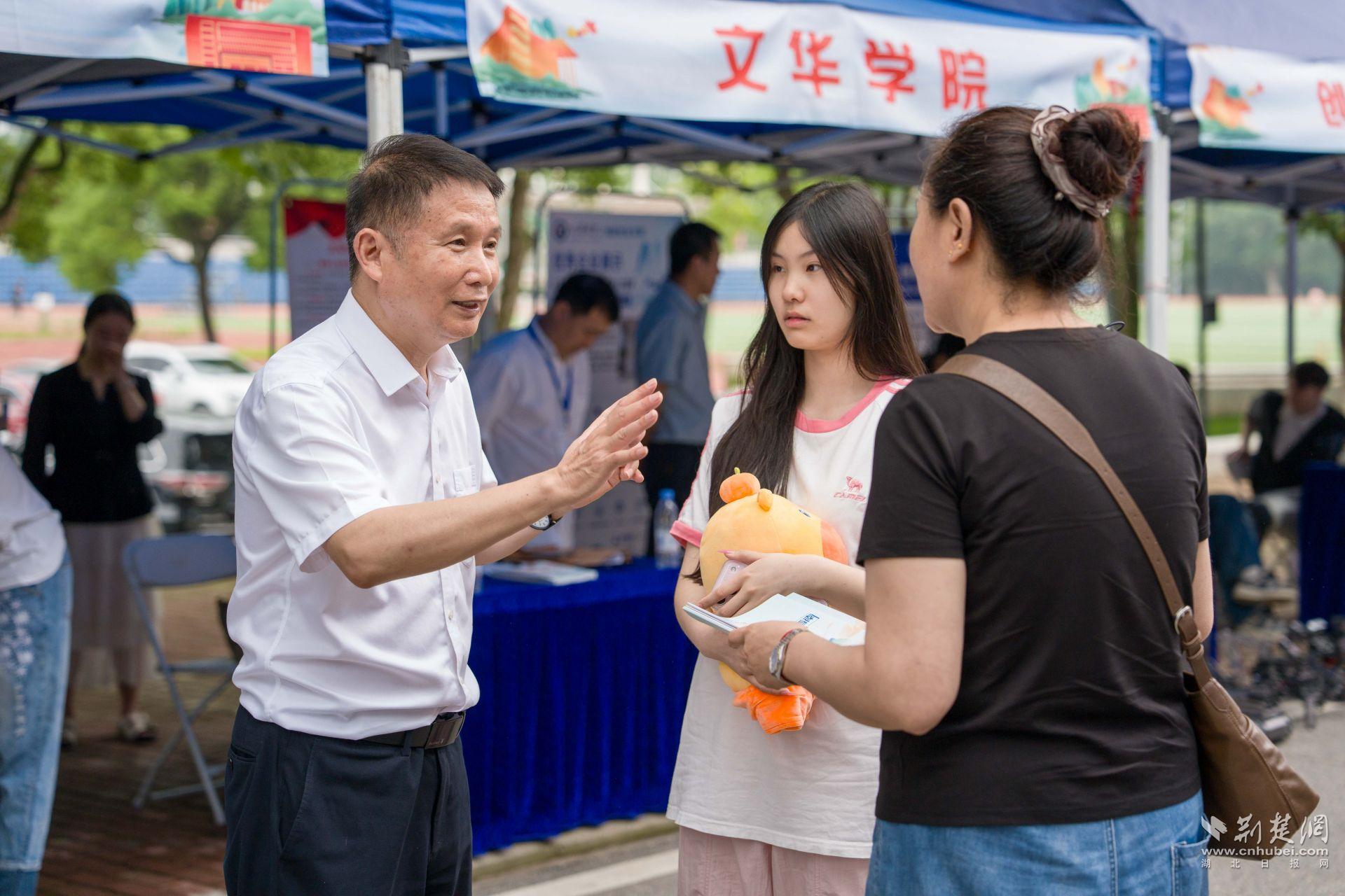 (校领导为考生家长答疑解惑）.jpg.jpg