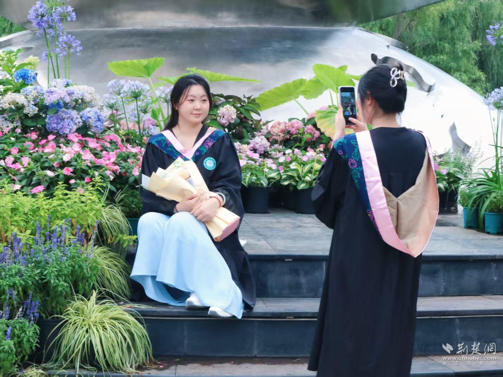 毕业生在翔雕塑前拍照打卡。侯佳音 摄 (2).jpg.jpg