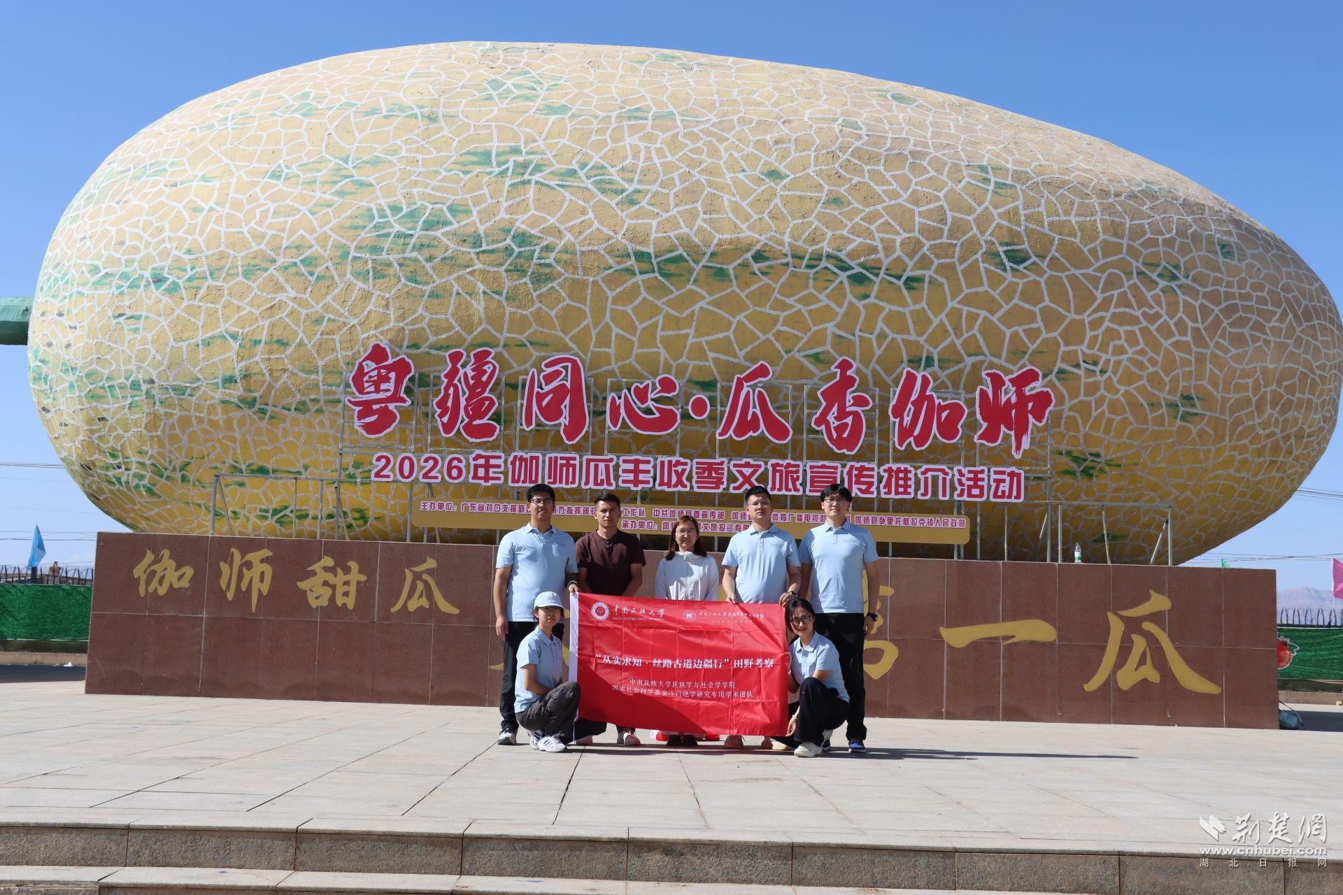鍥㈤槦涓庝埂棰嗗鍦ㄤ冀甯堢摐浜ゆ槗涓績鍚堝奖.jpg.jpg