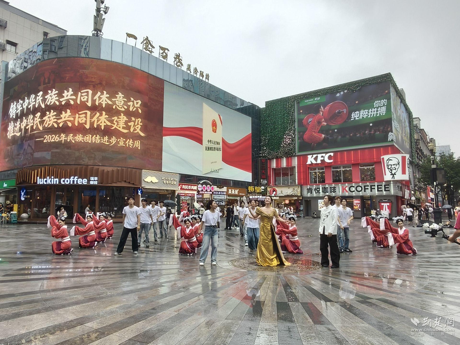 江汉路《楚歌行》节目,歌手正在演唱。谢紫莹 摄 (2).jpg.jpg