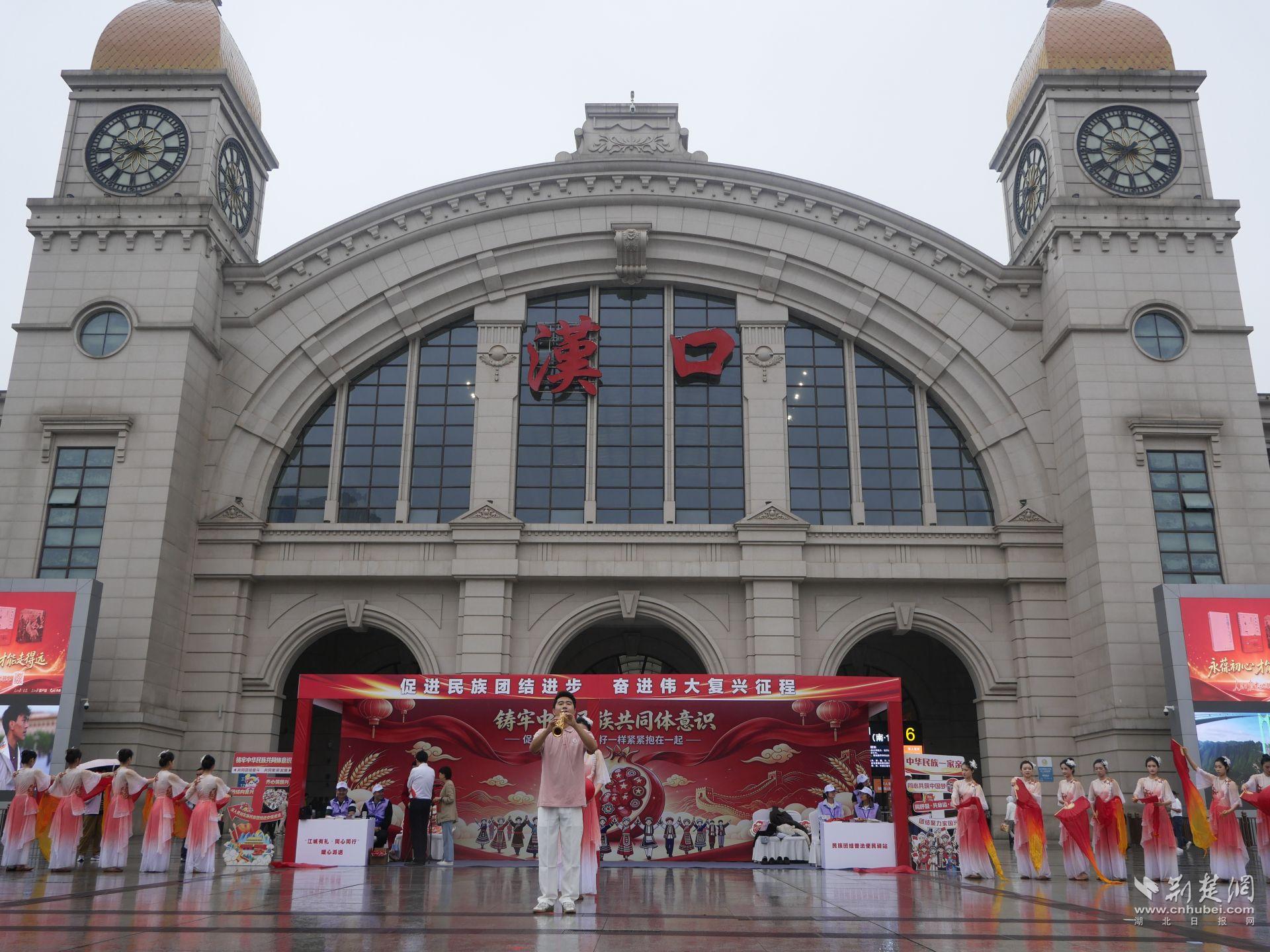 《灯火里的中国》节目,演奏者在吹萨克斯。谢紫莹 摄 (2).JPG.JPG