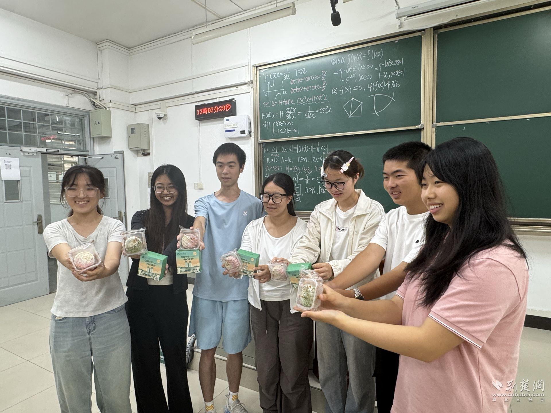 大一新生共同分享月饼 摄影:刘宗麟.jpg.jpg