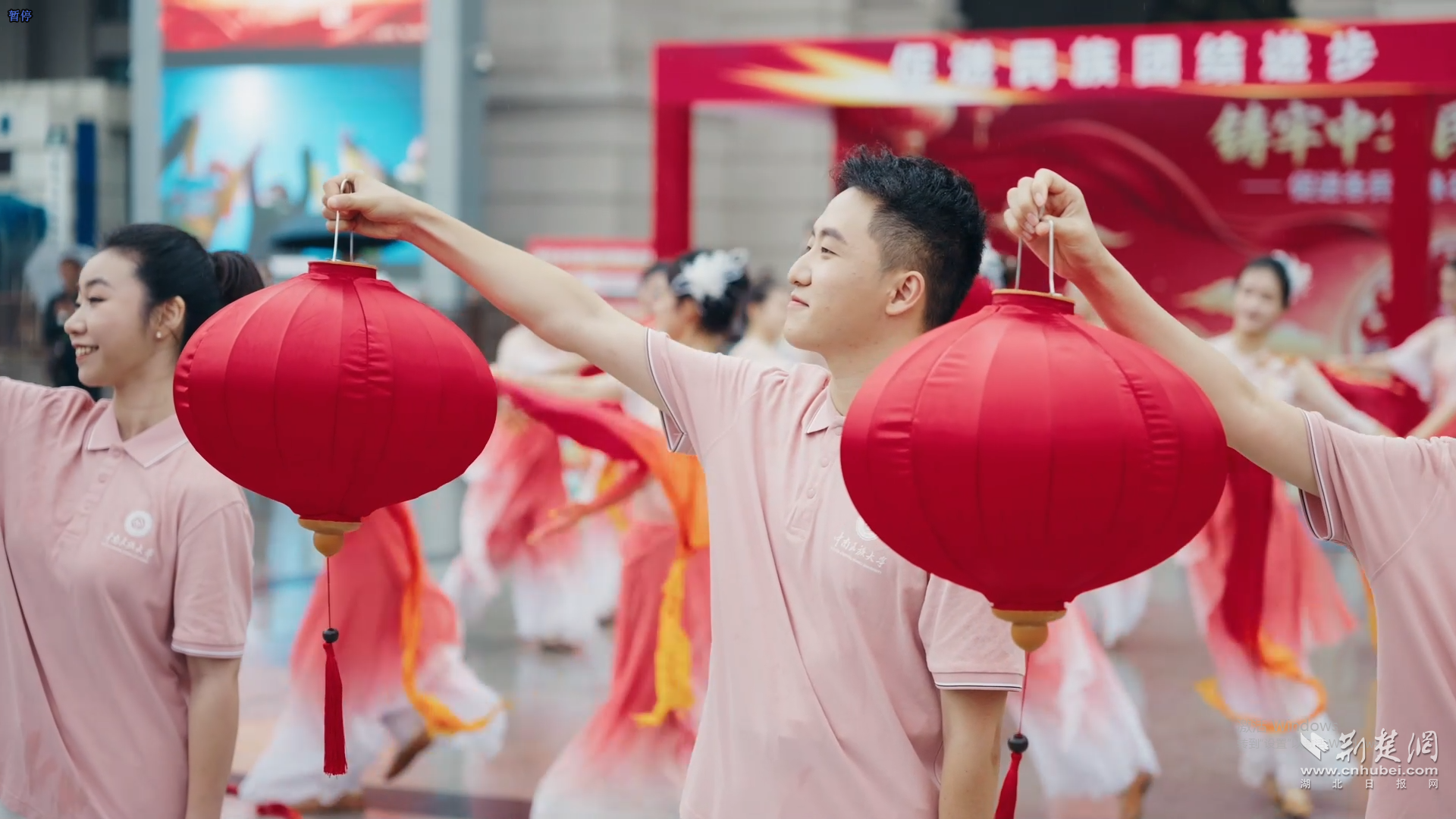 《灯火里的中国》节目现场,歌手举着灯笼演唱。学校供图 (4).jpg.jpg