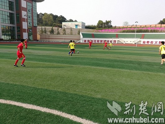 武汉两校园足球队绿茵场上增友谊、炫风采