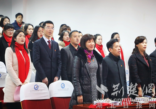 九峰一小开展主题党日活动 学校五代党员教师