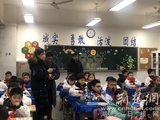 东湖高新区教育局领导检查光谷一小2019年春