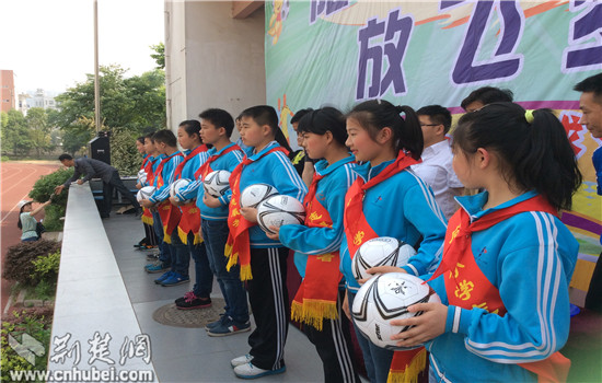 汉阳区向阳小学首届校园足球文化节刮起最炫足