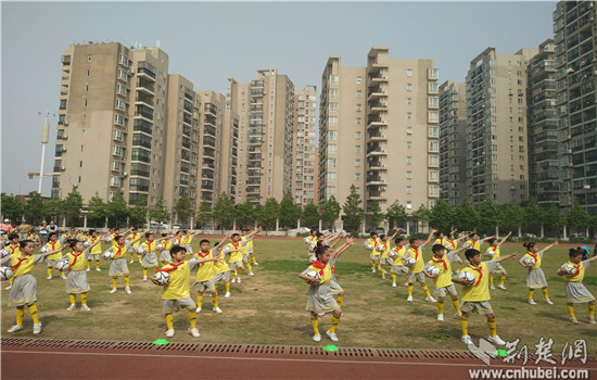 汉阳区向阳小学首届校园足球文化节刮起最炫足