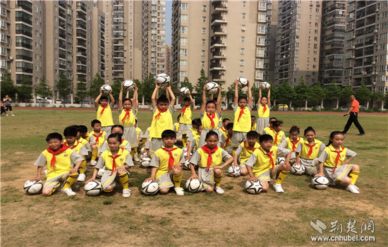 汉阳区向阳小学首届校园足球文化节刮起最炫足
