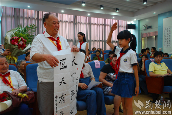 武昌区举办中小学生向抗战老兵致敬主题教育