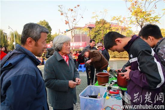 武汉轻工大学大学生志愿者进社区接受服务预