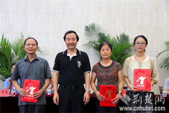图为:院长汪彬教授与王秀华(右2)等3位"师德标兵"合影图片