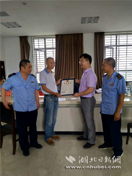 江陵县为企业颁发首张二十四证合一营业执照