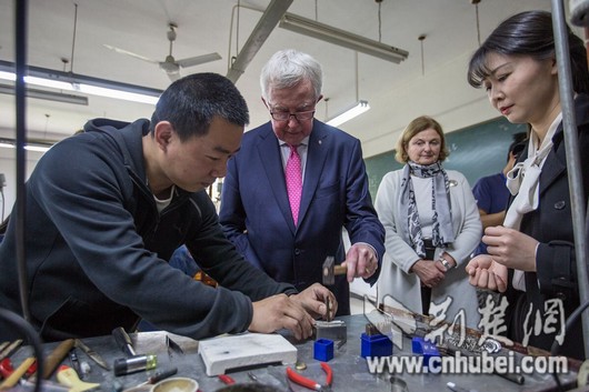 加拿大前总理克拉克访问武汉高校 畅谈中加合