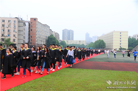 湖北商贸学院毕业典礼举行 学生红毯走秀礼敬