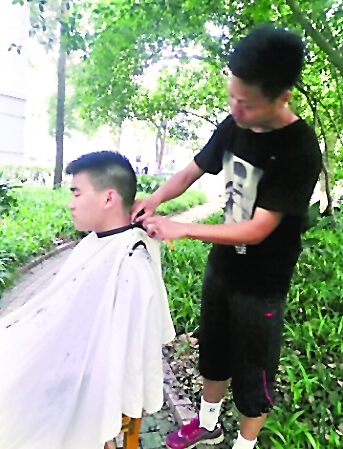 汪胜给人理发     一学生提供