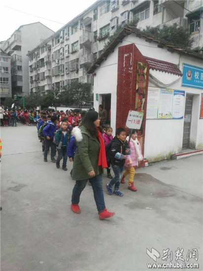 武穴市梅川镇实验小学加强放学路队管理
