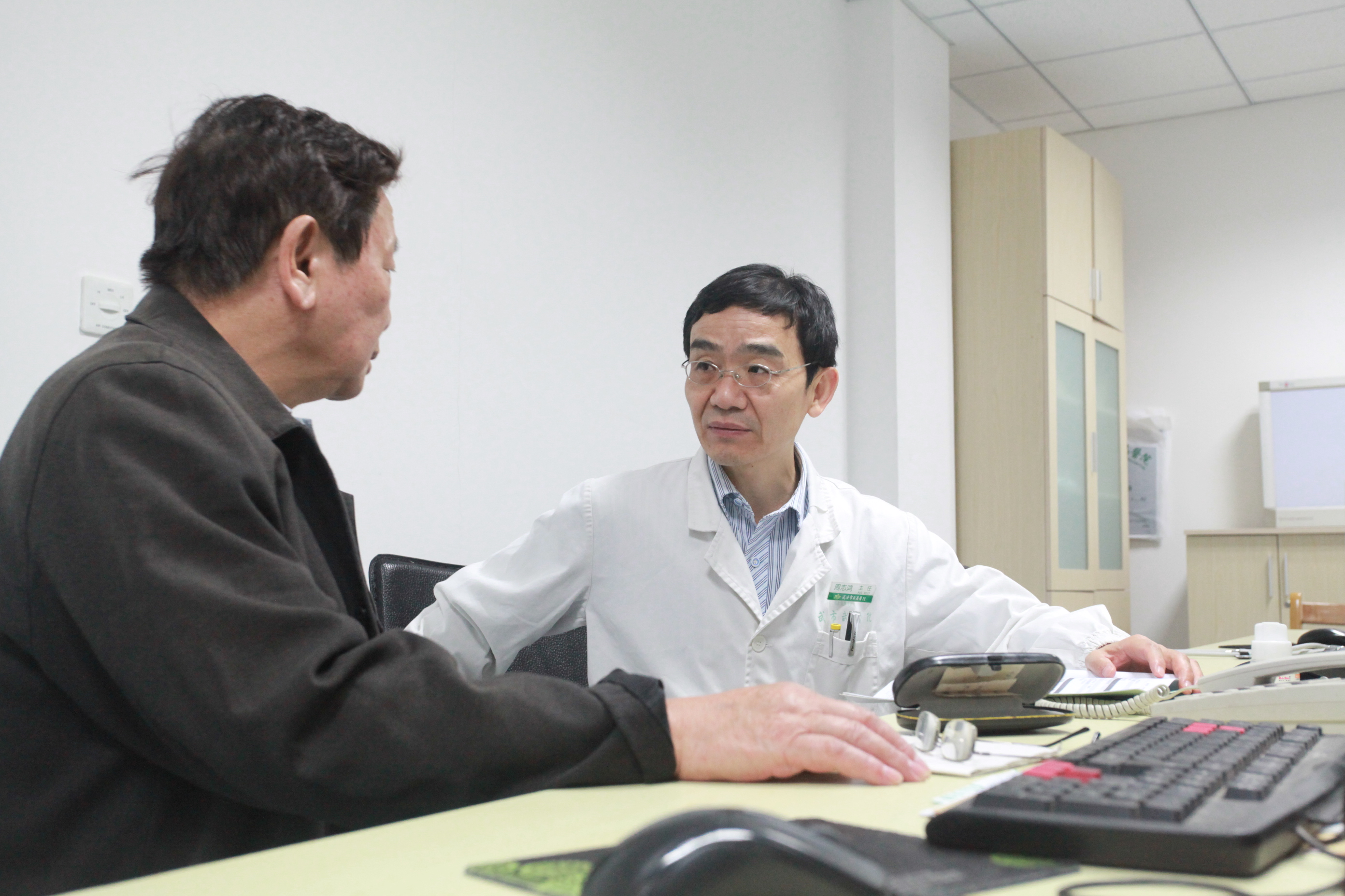 武昌医院周志鸿:老病号和他结成"忘年交"